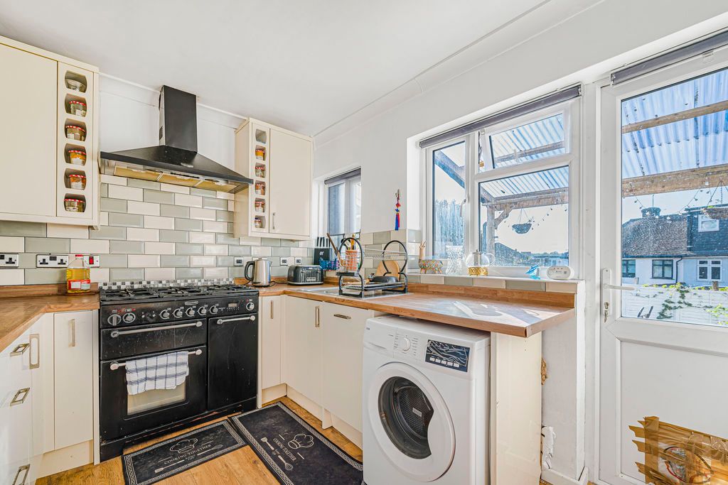 Property photo 3 of 10 Kitchen