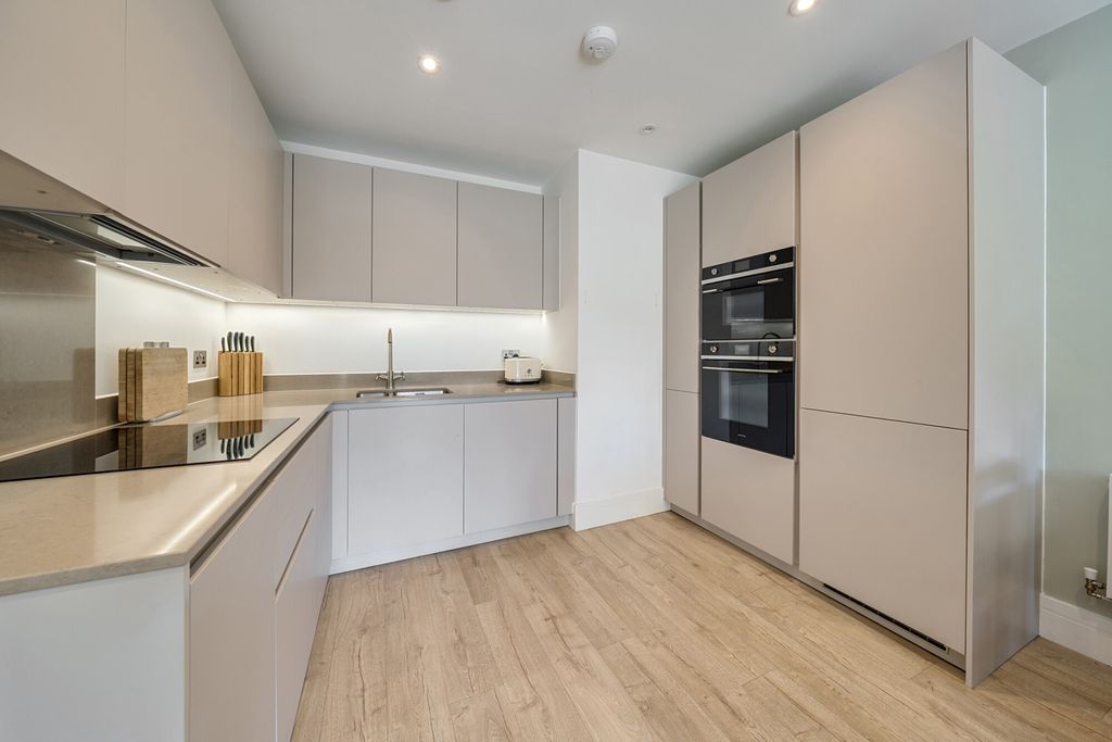 Property photo 3 of 18 Kitchen