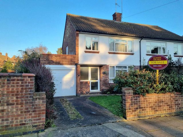 3 bed semi-detached house for sale Spinney Hill