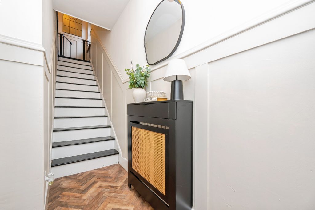 Property photo 3 of 20 Entrance Hall