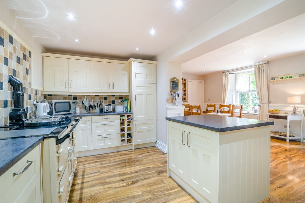 Property photo 2 of 36