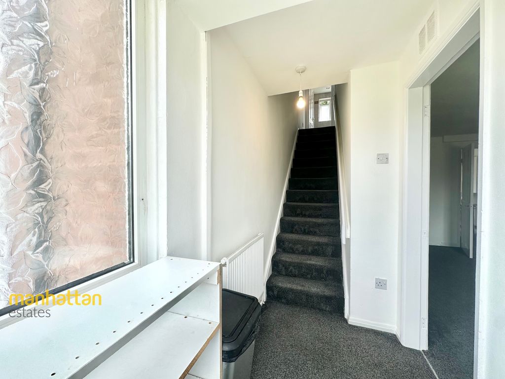 Property photo 2 of 14 Hallway