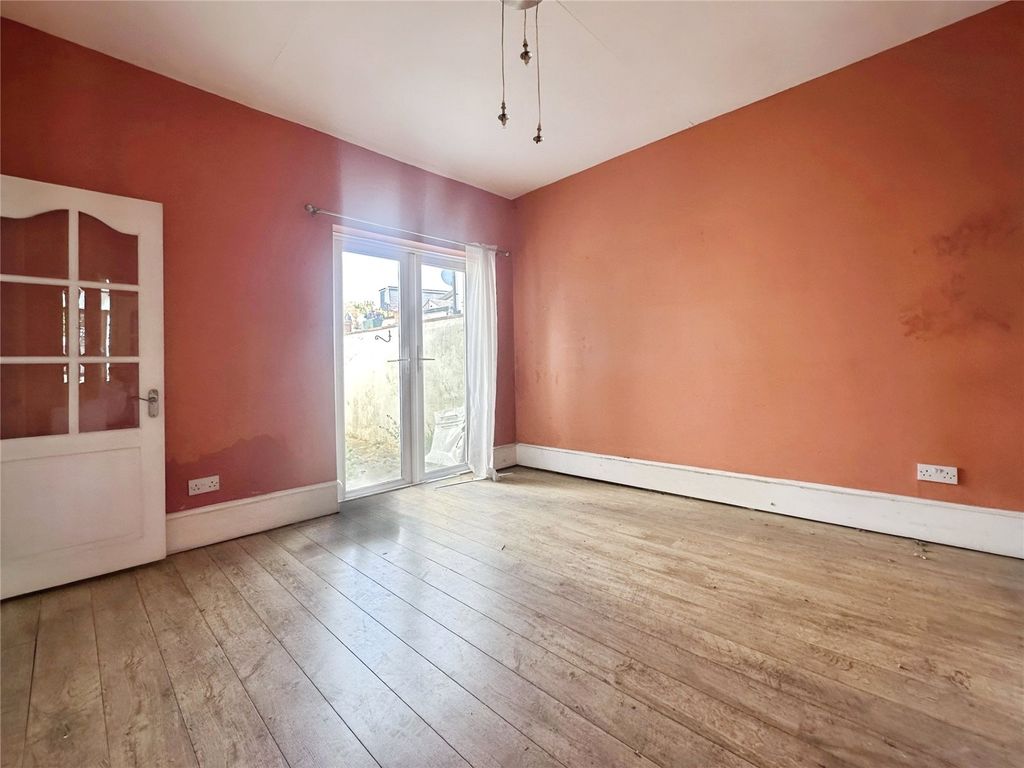 Property photo 2 of 9 Picture No. 10