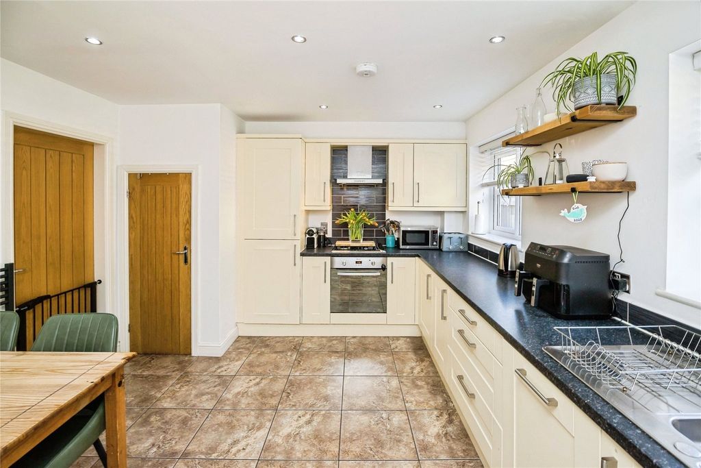 Property photo 2 of 22 Kitchen/Dining Room