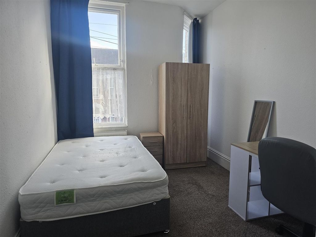 Property photo 2 of 8 10 Ash Grove Room 5.Jpg