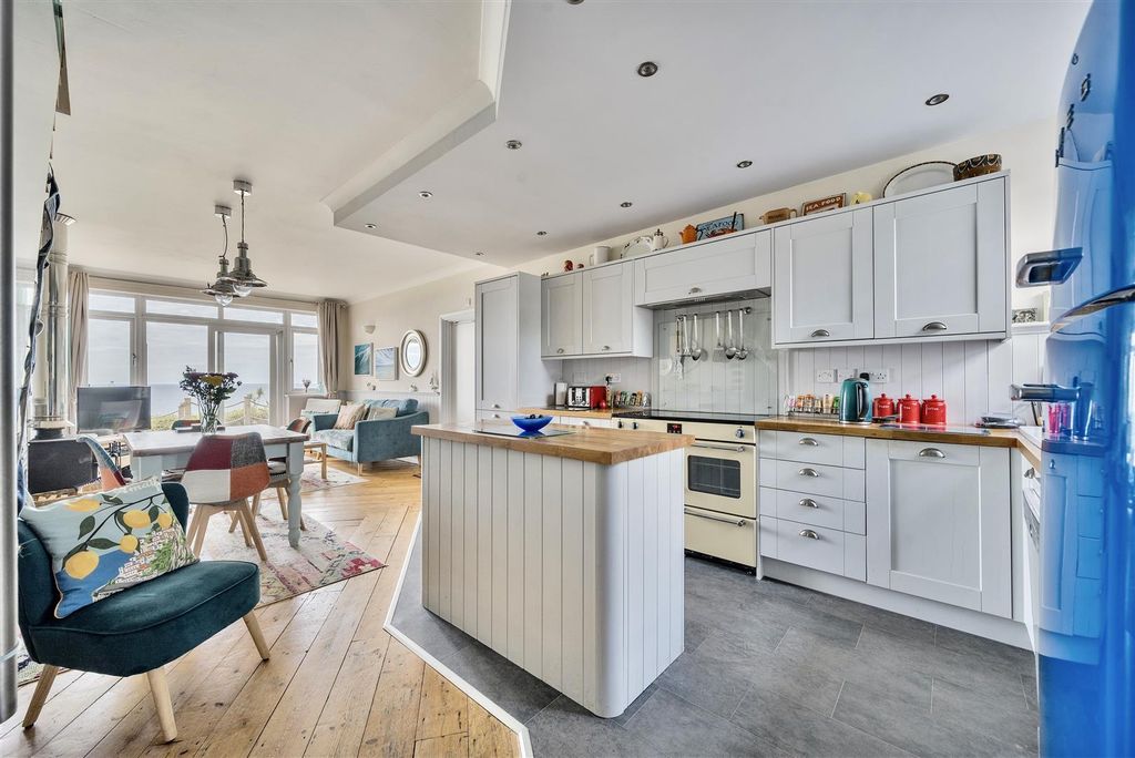 Property photo 3 of 39