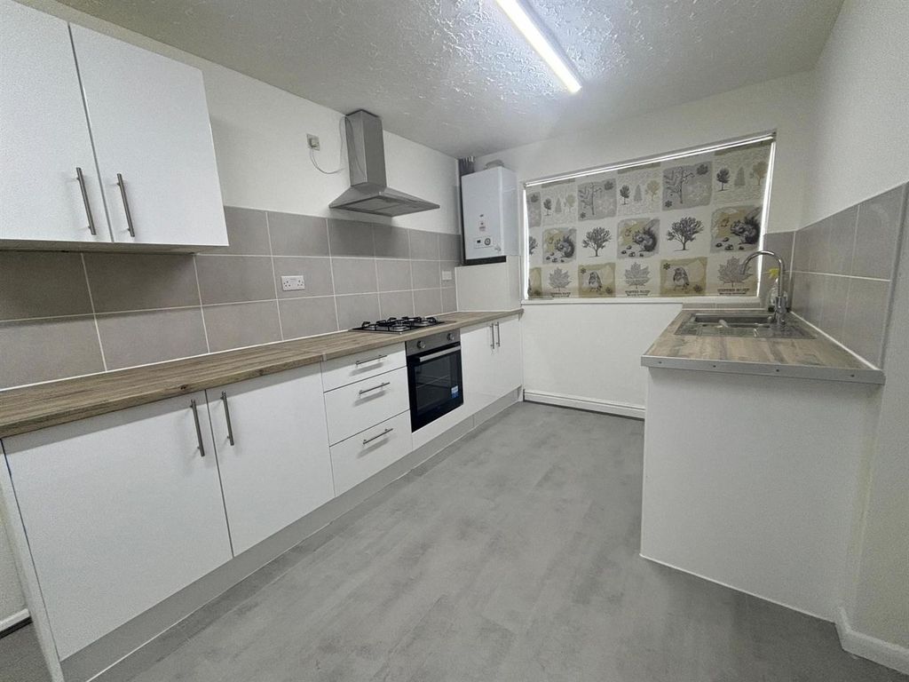 Property photo 2 of 11 Kitchen 2.Jpg