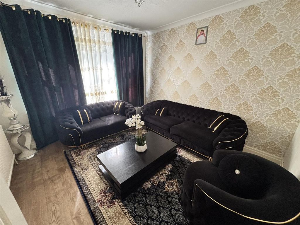 Property photo 2 of 18 Front Reception