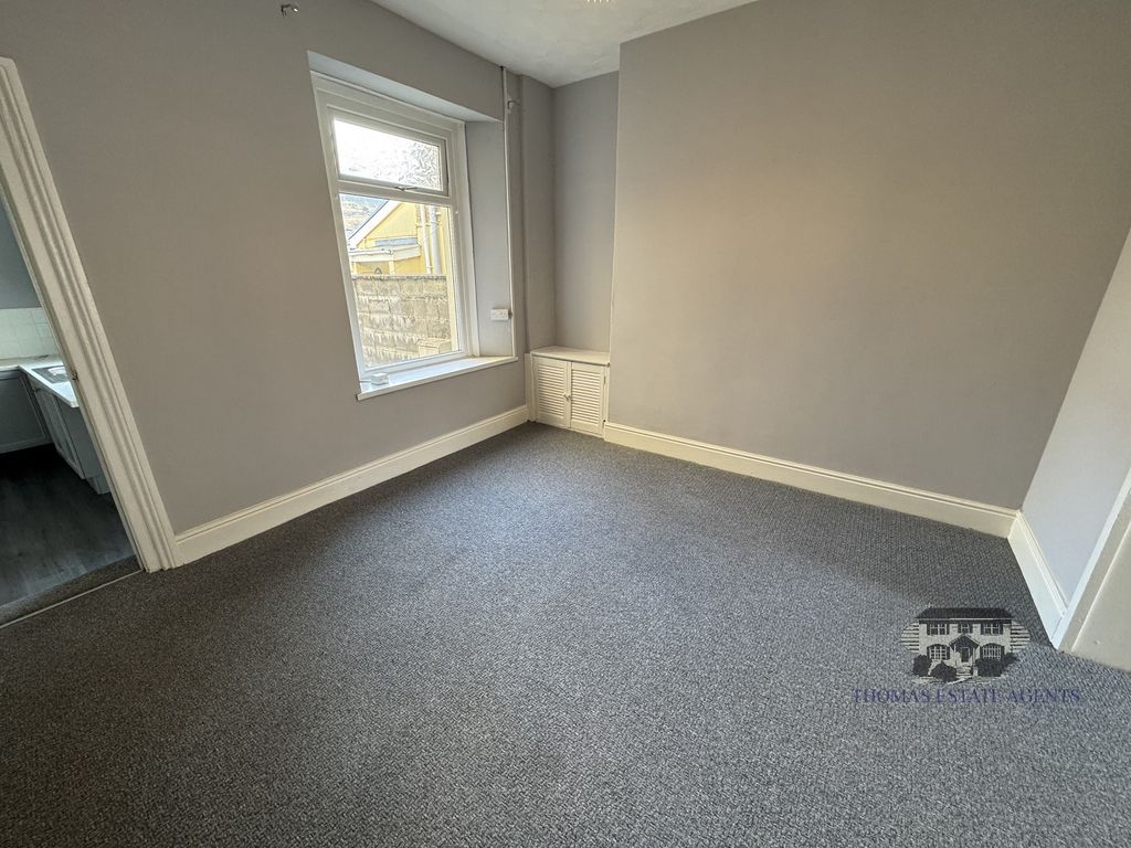 Property photo 3 of 12 Lounge