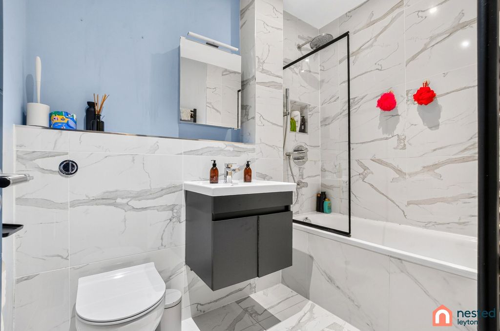 Property photo 3 of 16 Bathroom