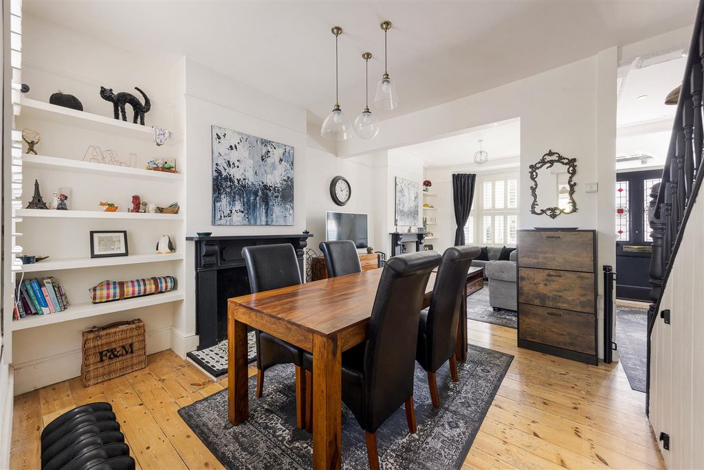 Property photo 2 of 35 Godwin Road, E7