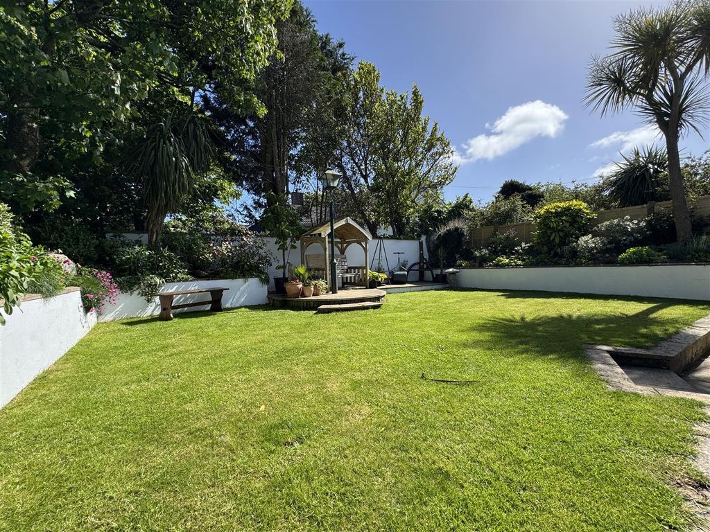 Property photo 2 of 26 Lawned Rear Garden