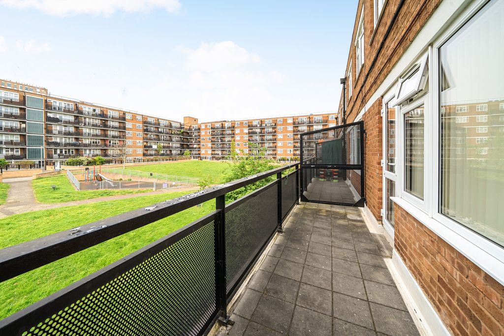 Property photo 2 of 16 1440504-11-69d8Cf...