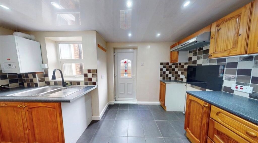 Property photo 3 of 12 Kitchen (1)