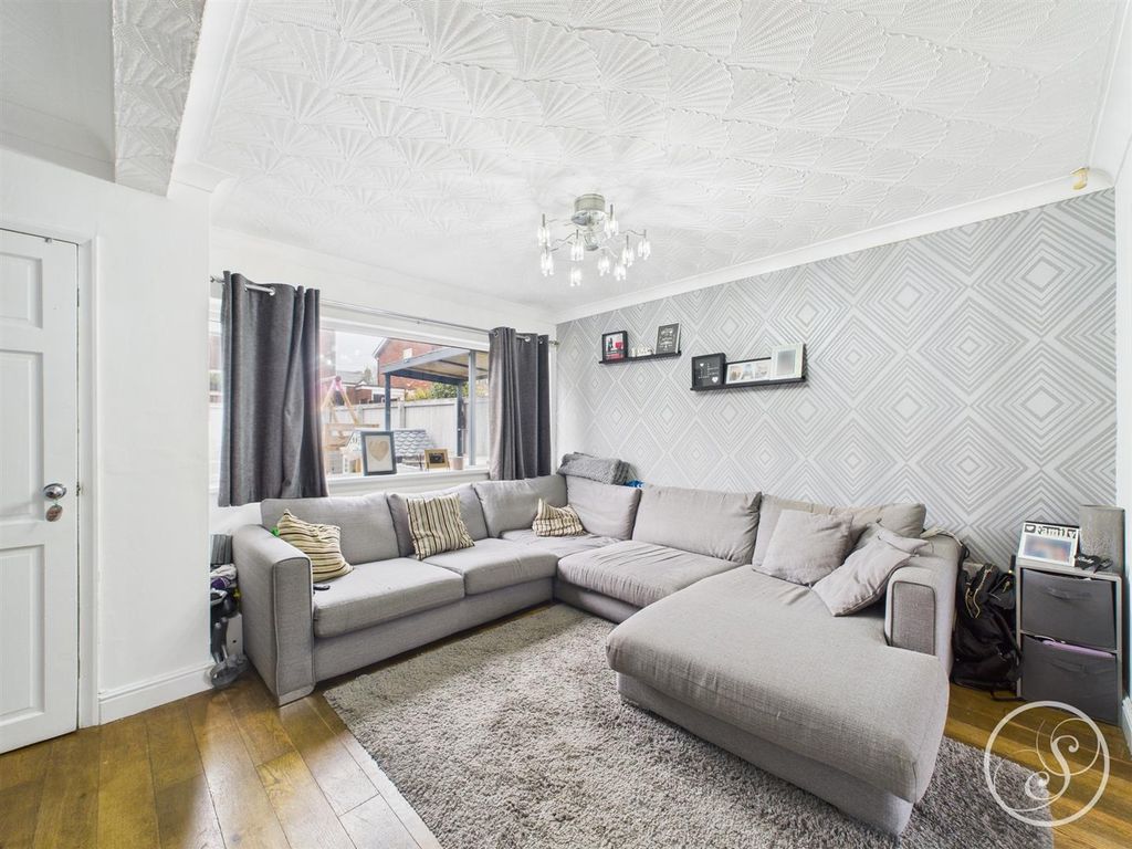 Property photo 2 of 13 Lounge