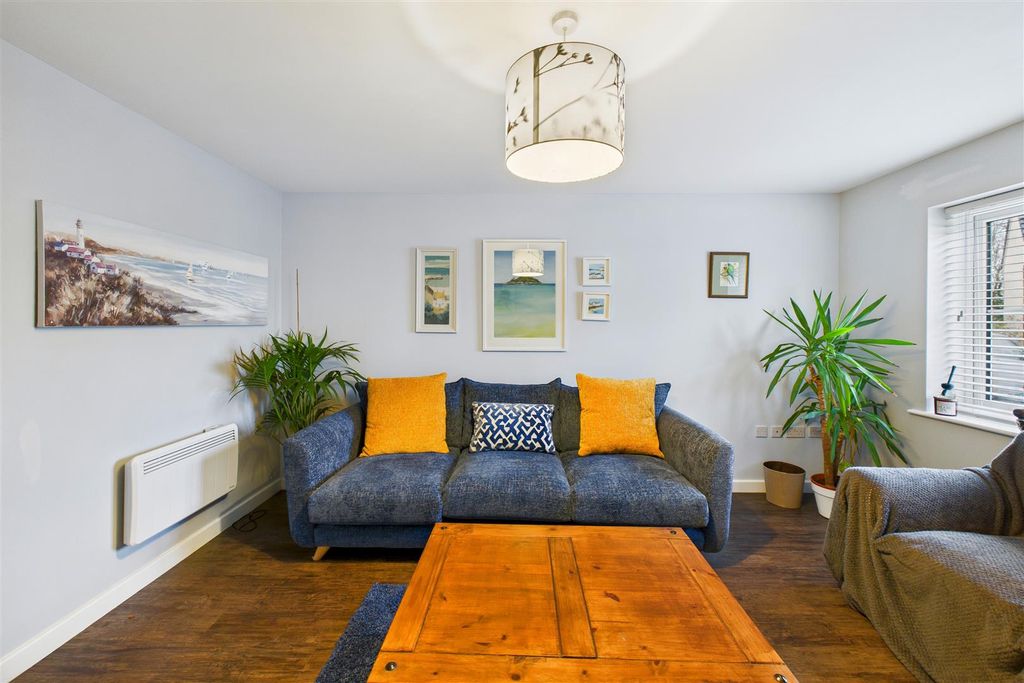 Property photo 3 of 30 Lounge