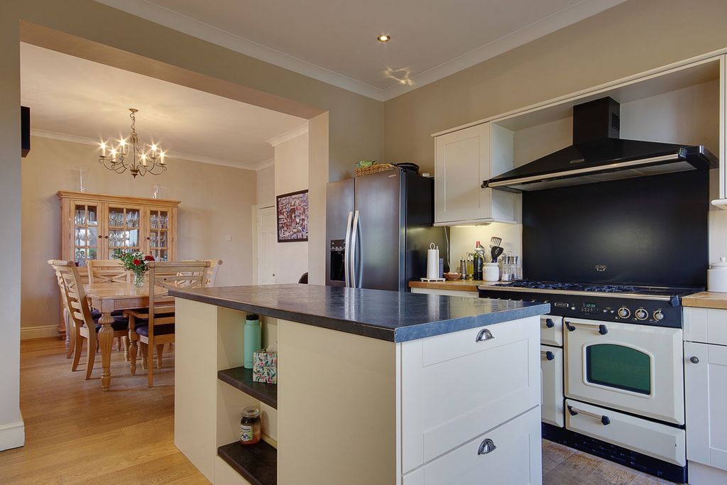 Property photo 2 of 34