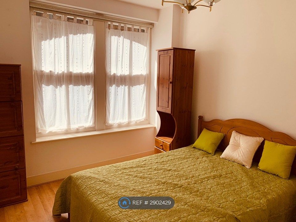 Property photo 3 of 11 Double Bedroom With En-Suite And King Bed