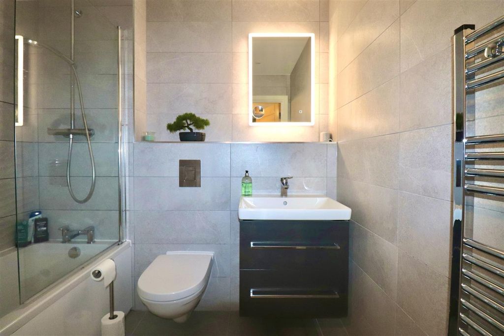 Property photo 2 of 20 Bathroom