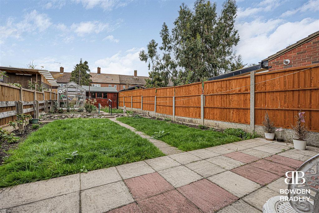 Property photo 2 of 12 Garden