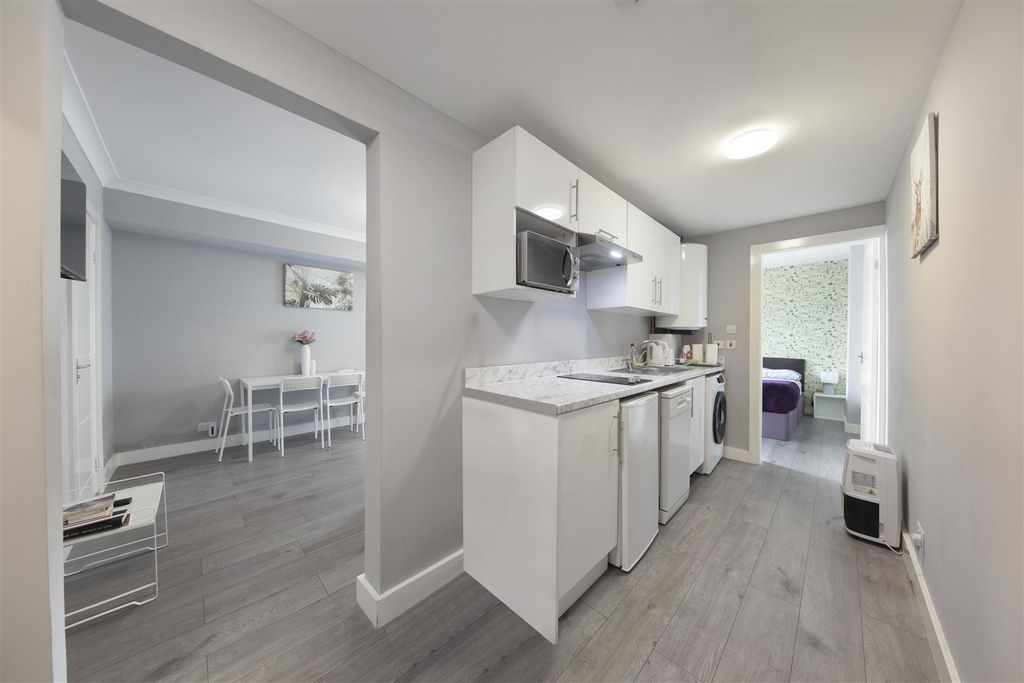 Property photo 1 of 8 Modern Fitted Kitchen