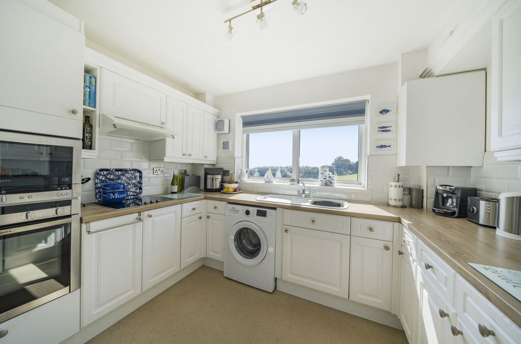 Property photo 3 of 18 Kitchen