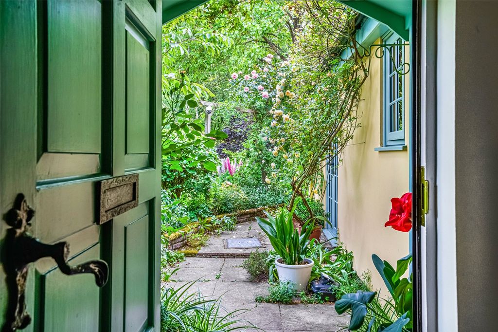 Property photo 3 of 27 Entrance