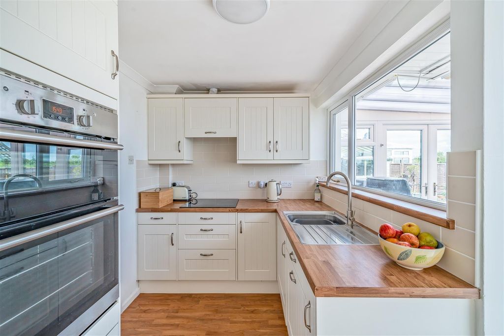 Property photo 3 of 11 Kitchen