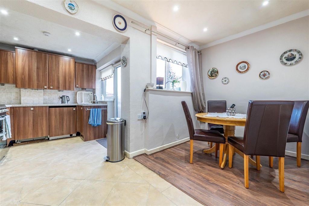 Property photo 3 of 24 Kitchen/Breakfast Room