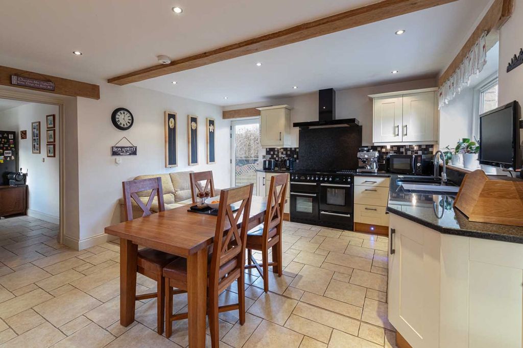 Property photo 3 of 32