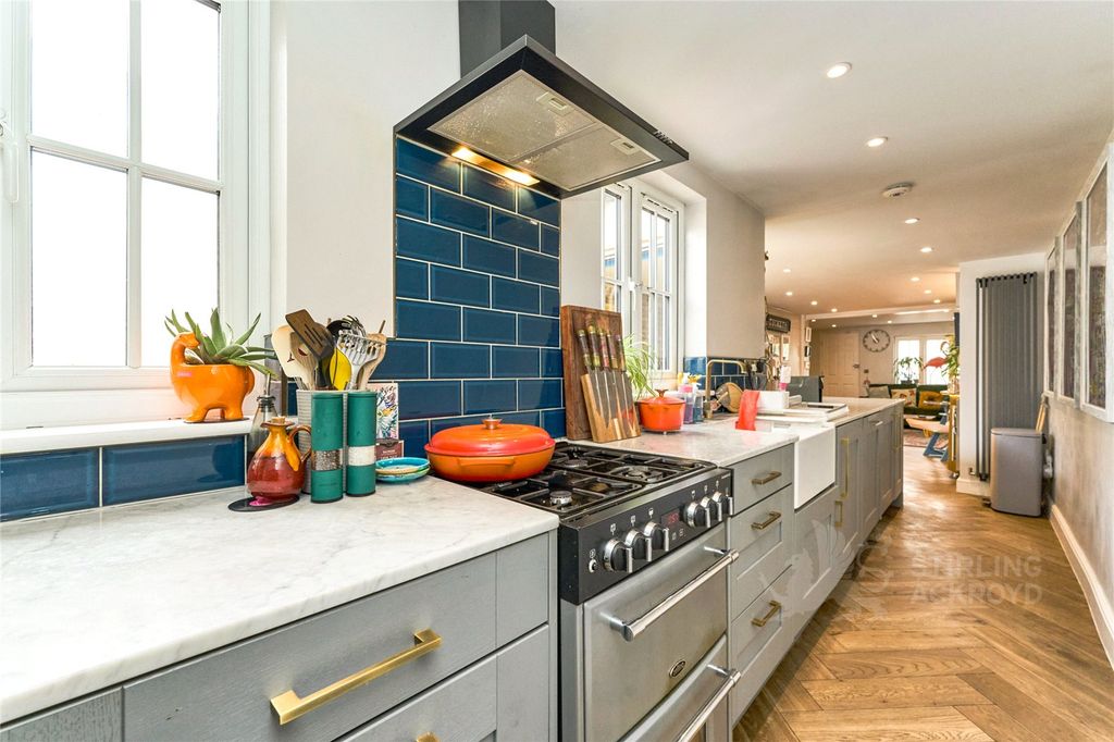 Property photo 3 of 12 Kitchen