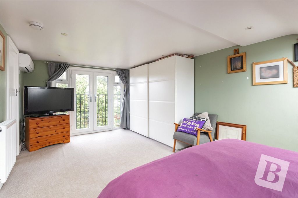 Property photo 2 of 16 Bedroom