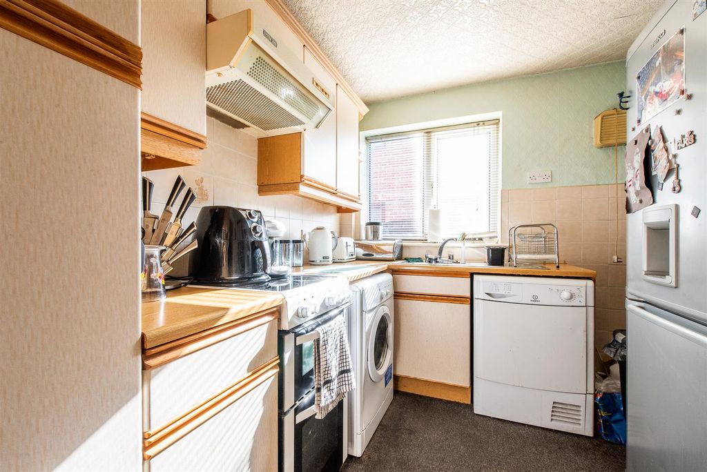 Property photo 3 of 20 Kitchen