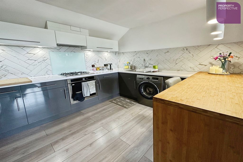 2 bed flat for salePriestfields, Leigh WN7 photo 5