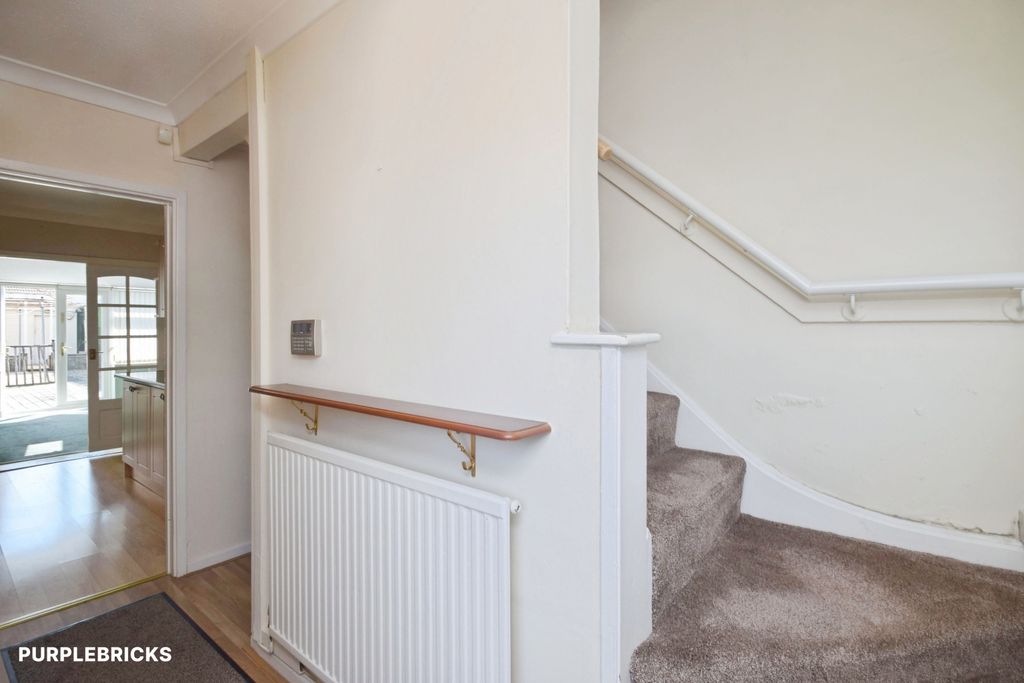 Property photo 2 of 32 Entrance Hall