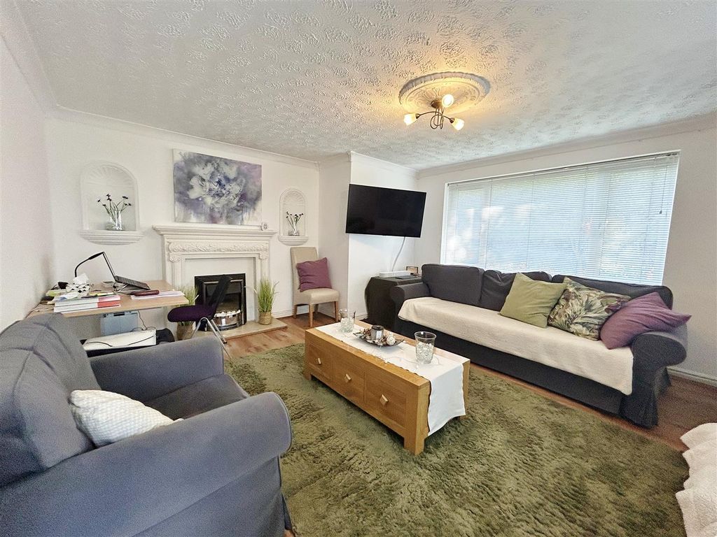 Property photo 3 of 13 Lounge