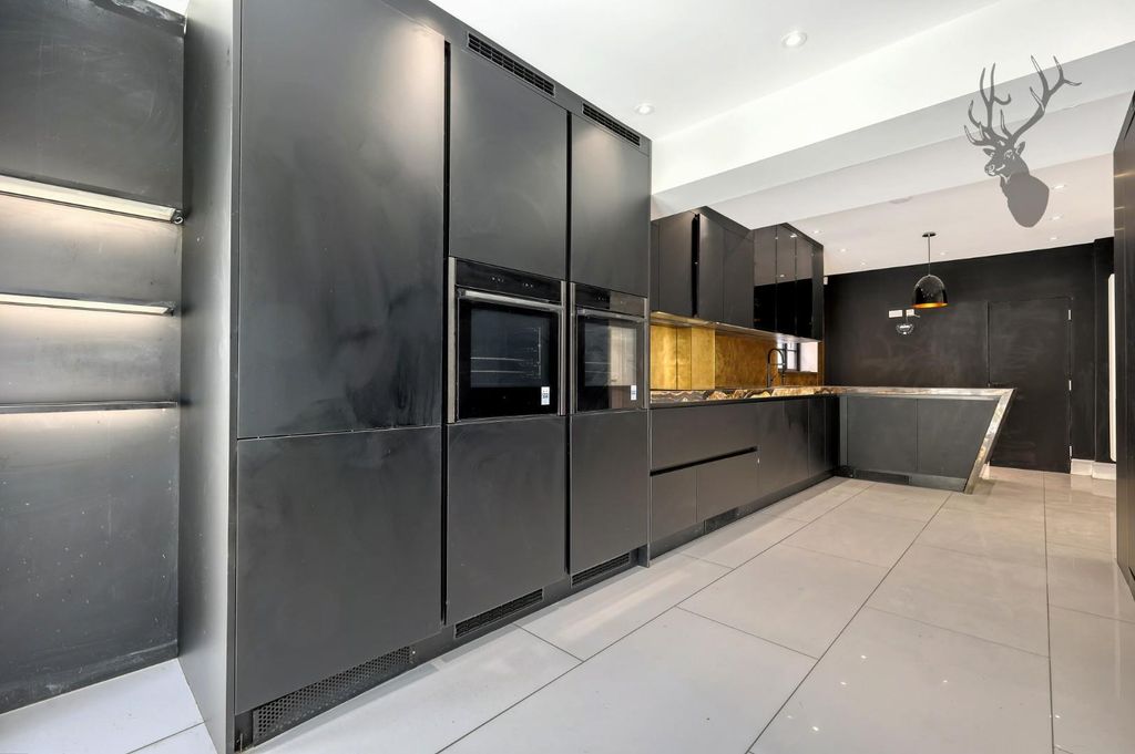 Property photo 3 of 35