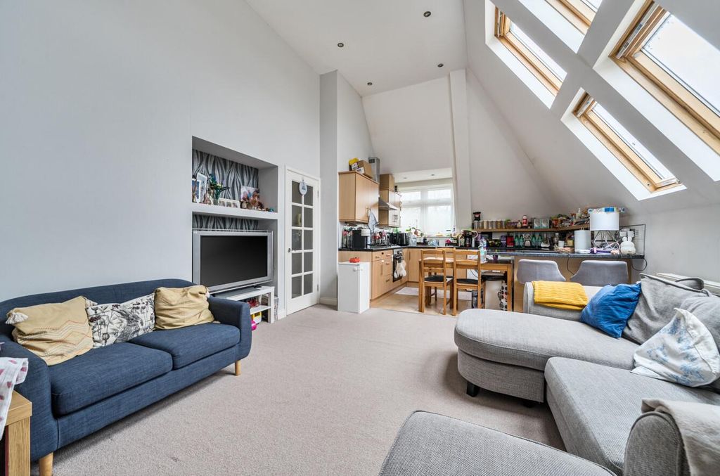 Property photo 2 of 14 1416855-11-6995ce7c7F128.Jpg