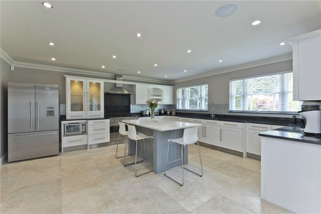 Property photo 2 of 9 Kitchen/Breakfast