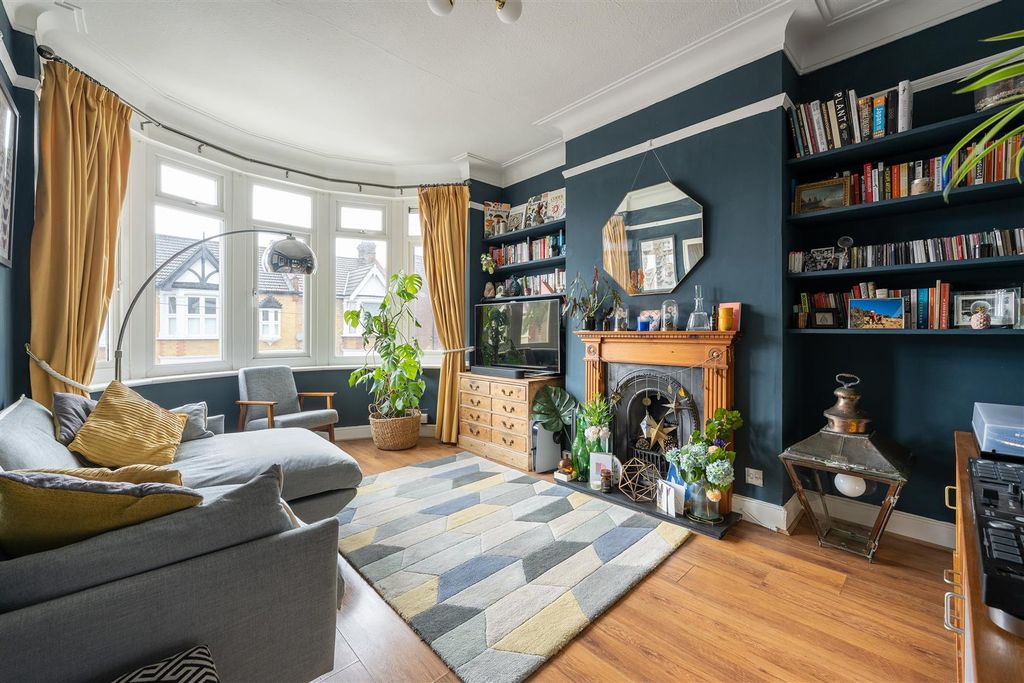 Property photo 2 of 21 Colchester Road, E10