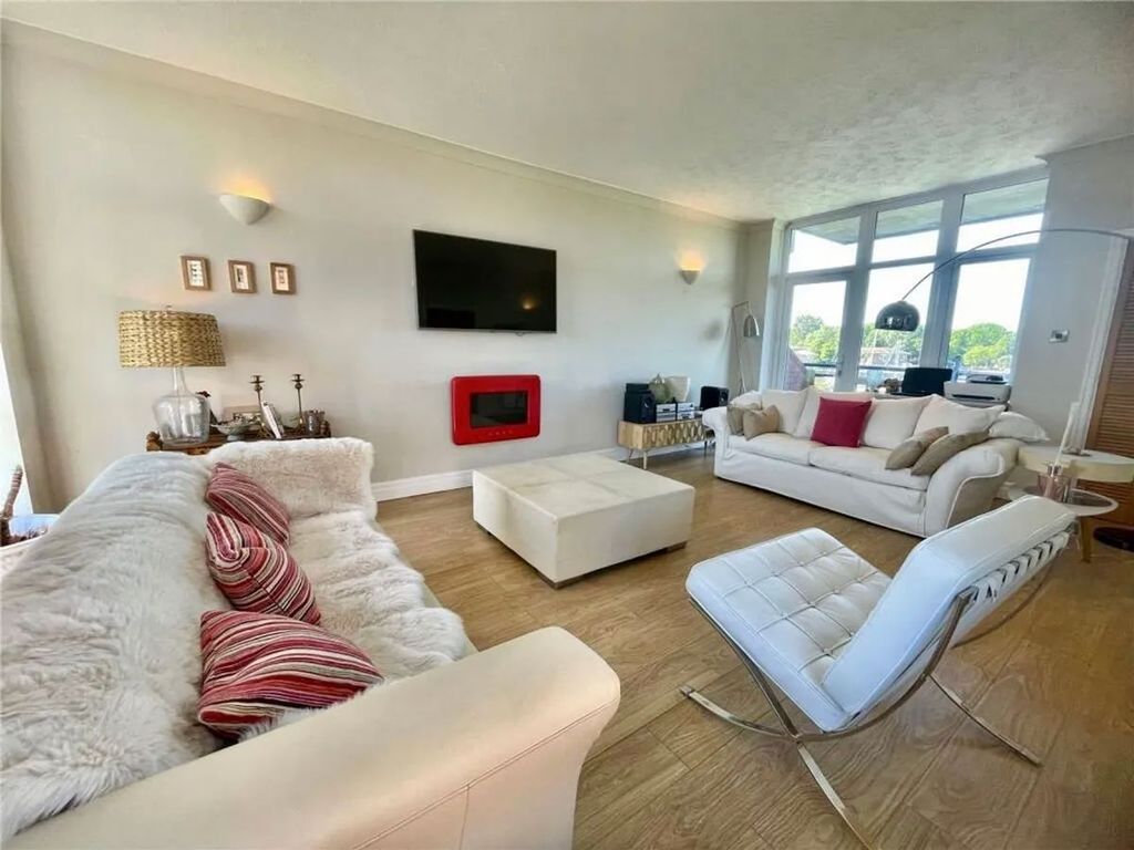 Property photo 3 of 22