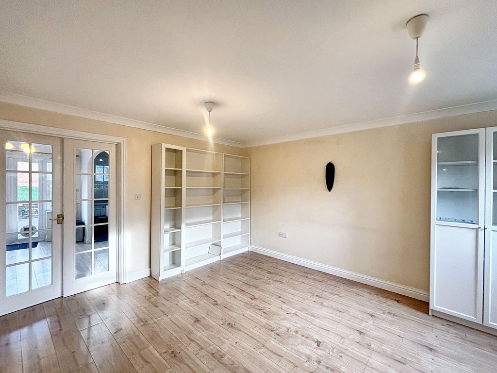 Property photo 3 of 12 Lounge