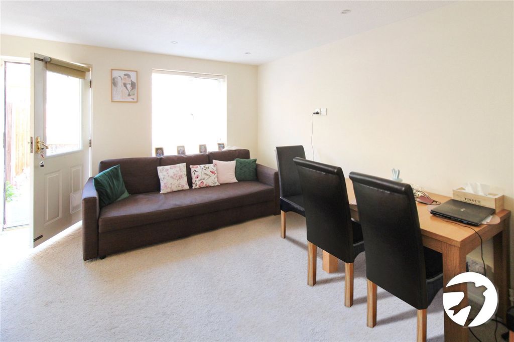 Property photo 2 of 9 Livingroom