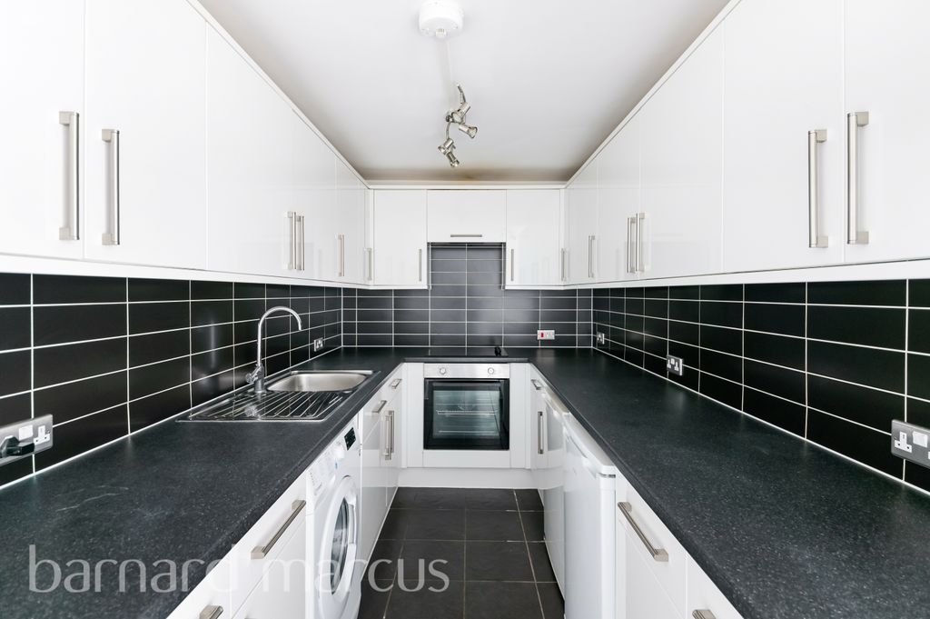 Property photo 2 of 8 Kitchen