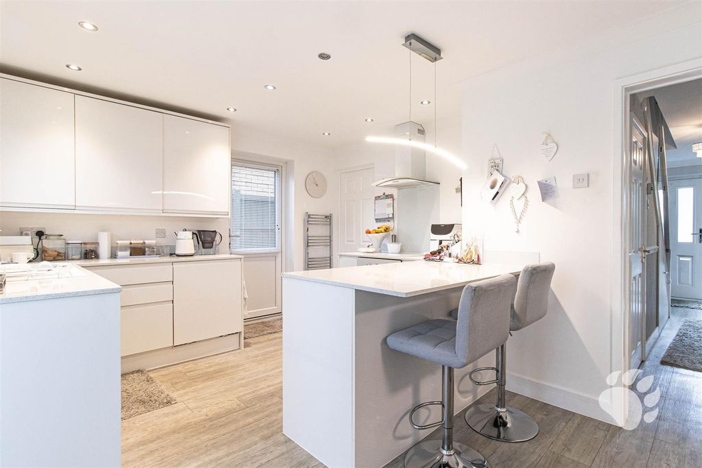 Property photo 3 of 28 Kitchen/Diner