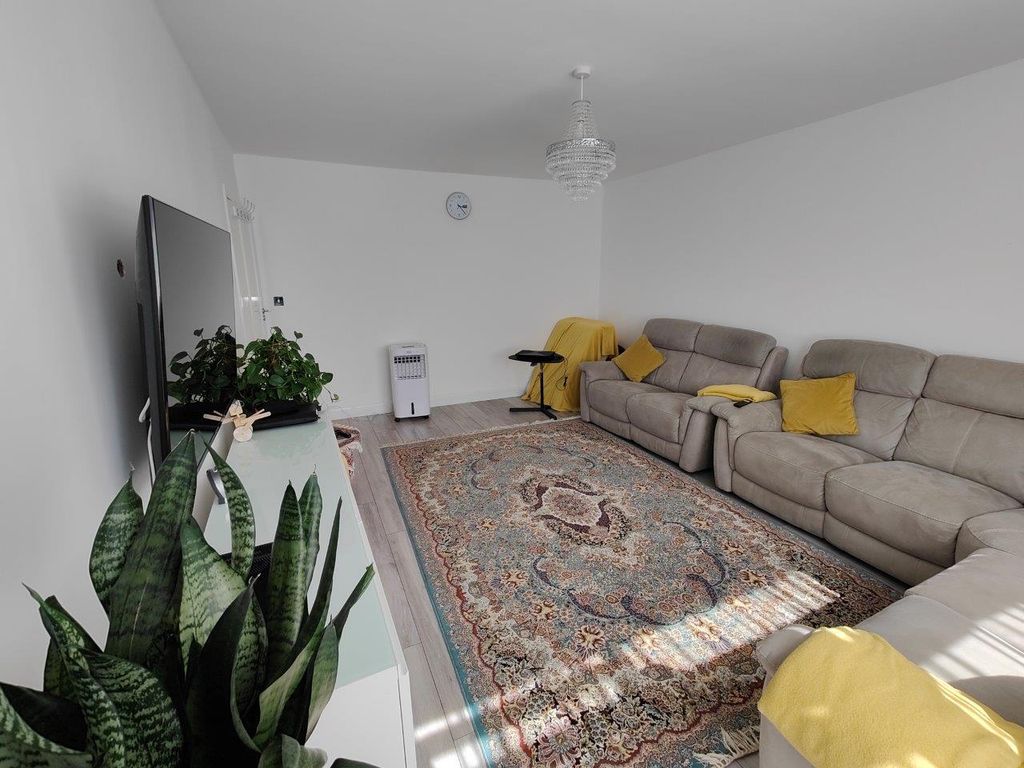 Property photo 3 of 15 Lounge