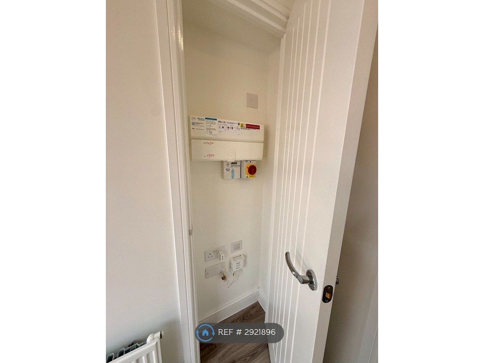 Property photo 3 of 23 Electric Cupboard