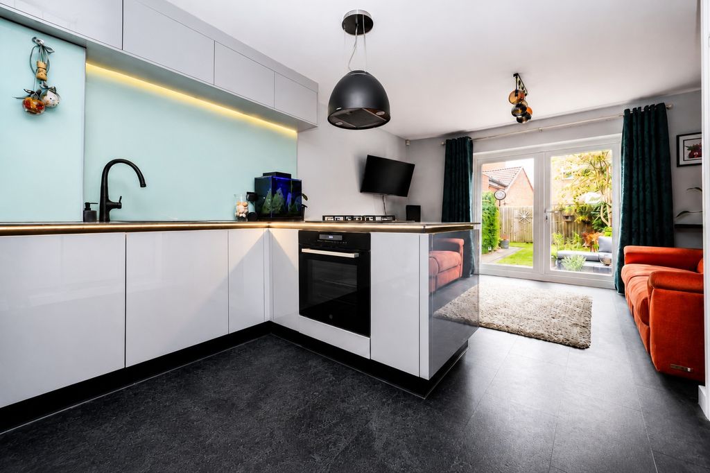 Property photo 2 of 23 5235111