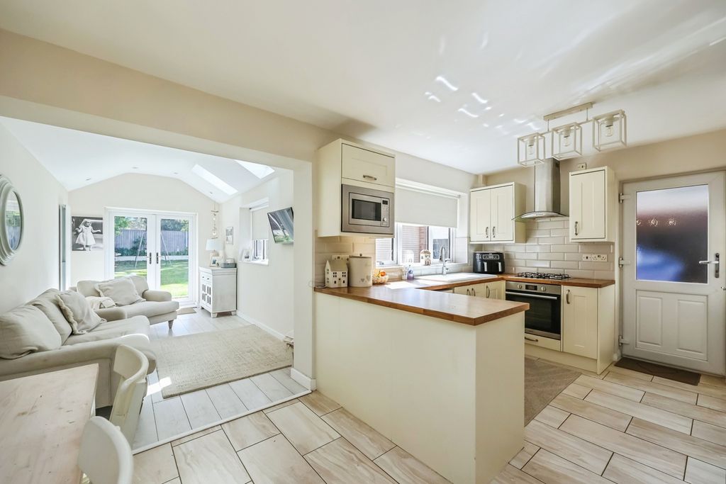 Property photo 2 of 20 Fitted Kitchen