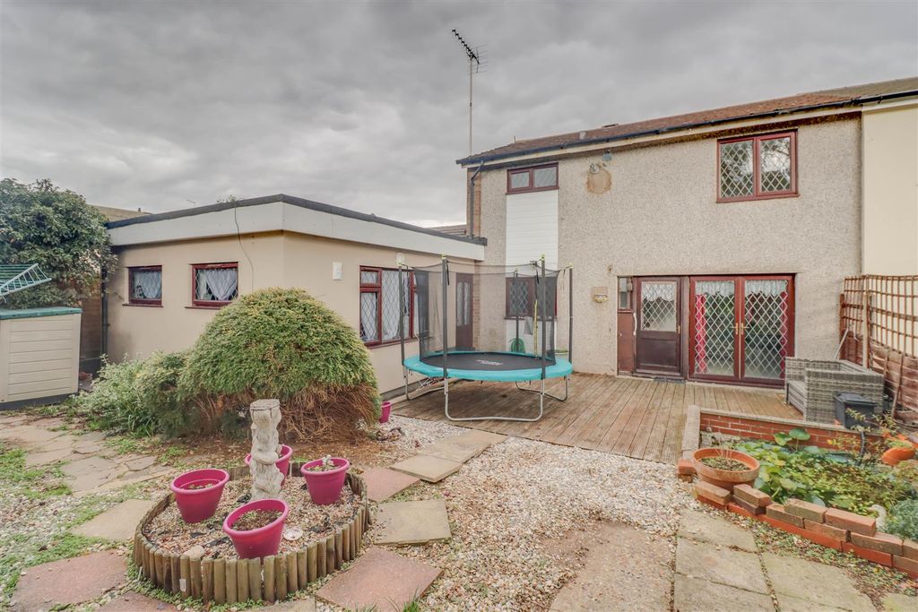 Property photo 3 of 17 111 Alderney Gardens Wickford-5.Jpg